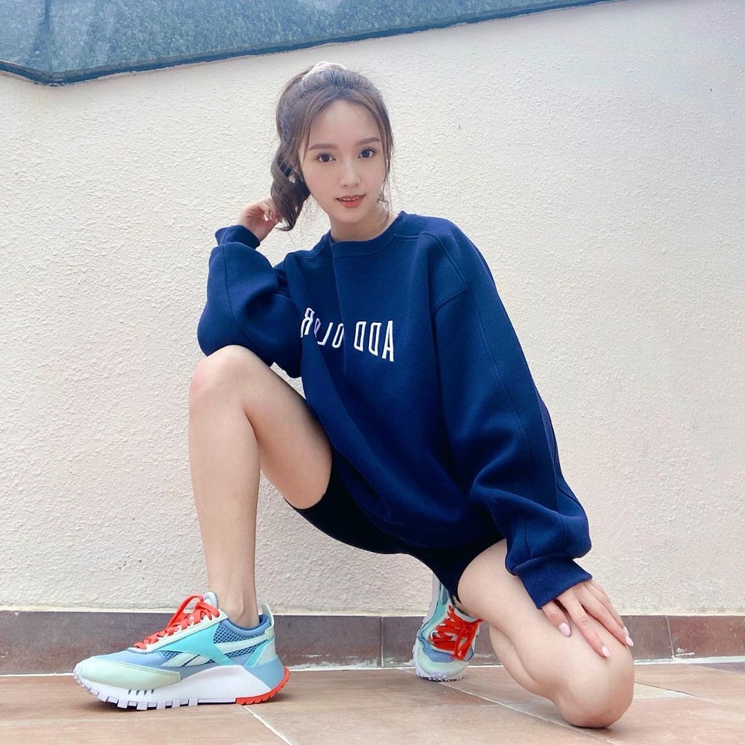 鄺潔楹露出腿部似170cm