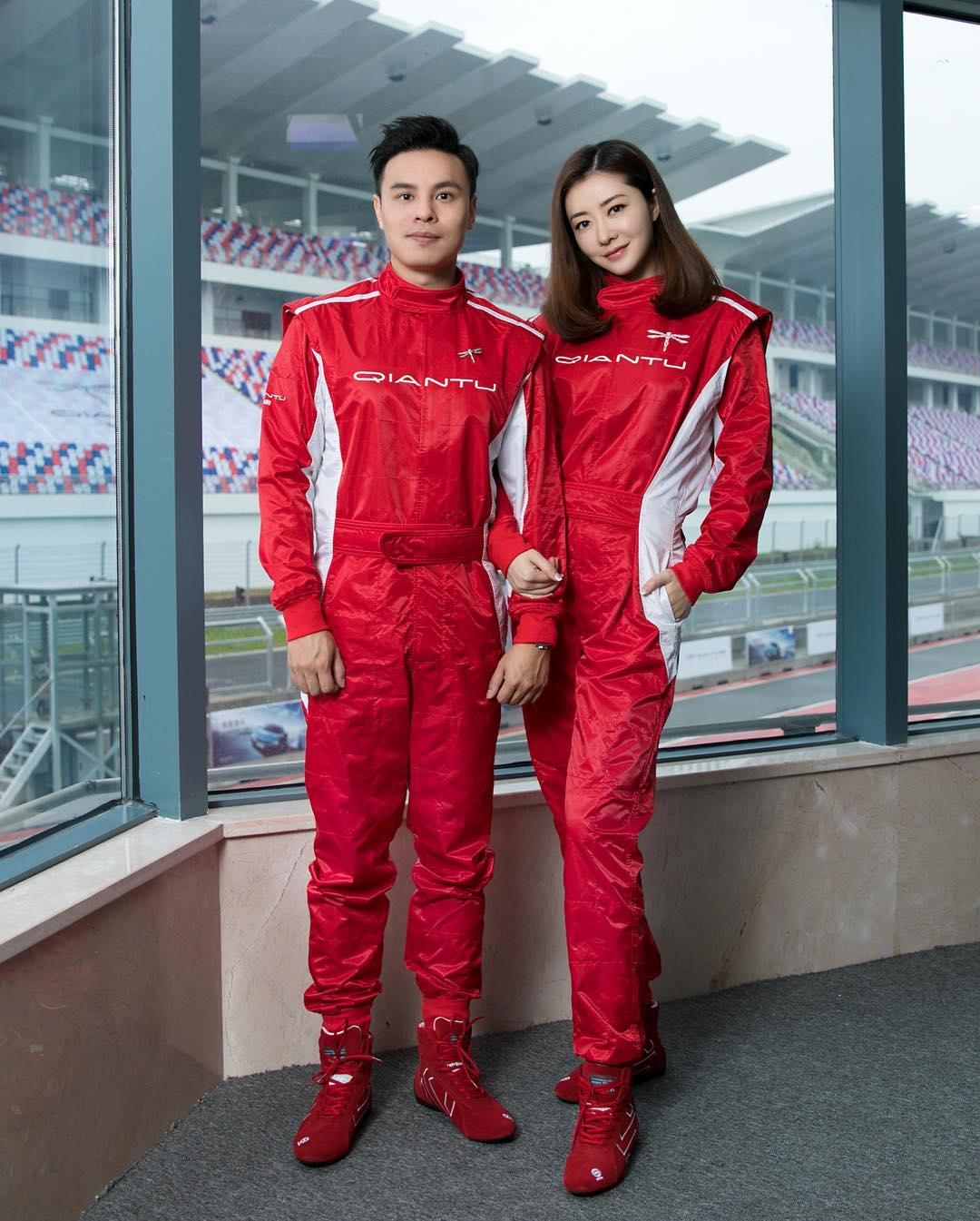 熊黛林、郭可頌穿起車手服。