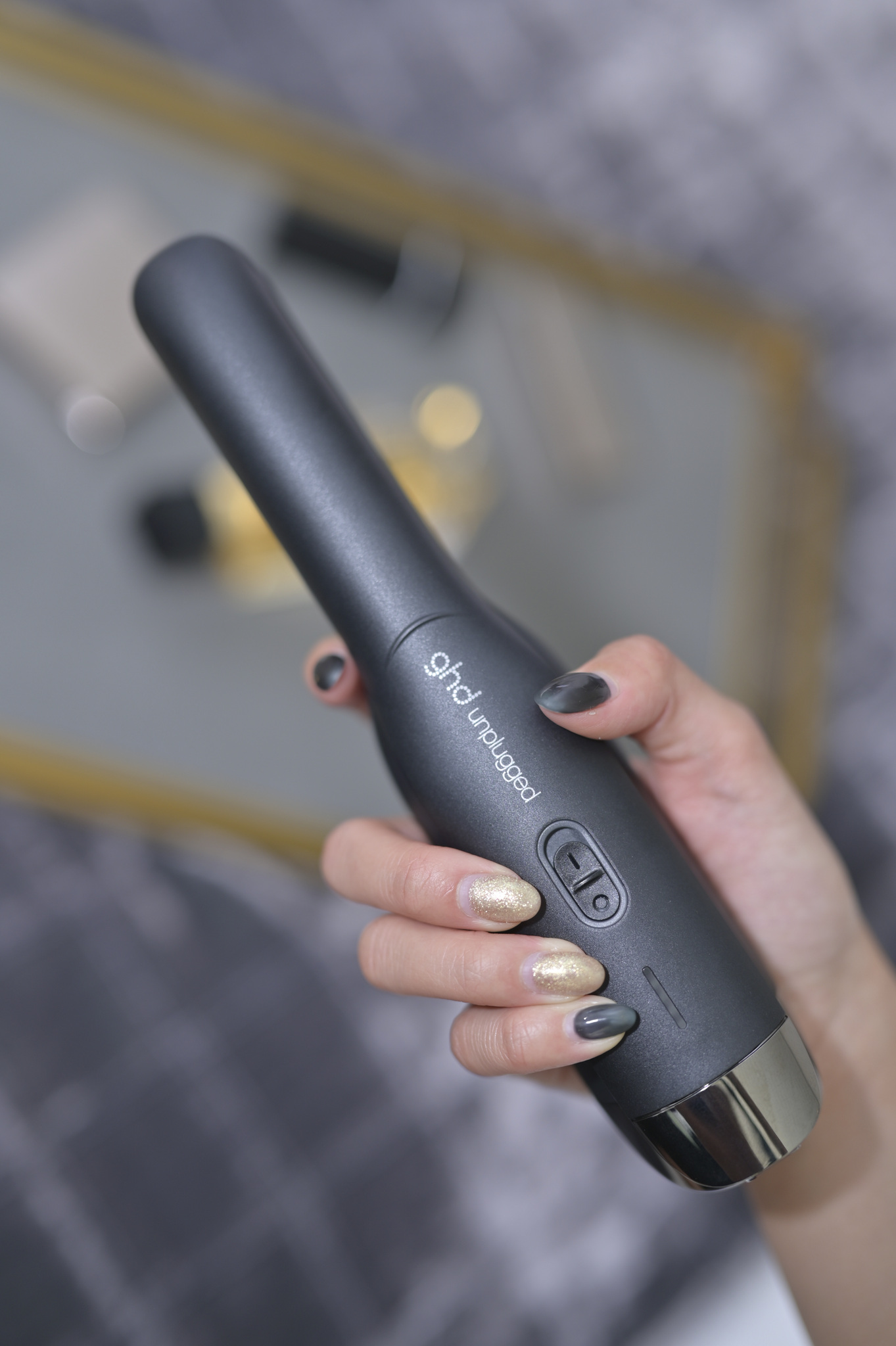 GHD UNPLUGGEDTM無線智能造型夾。
