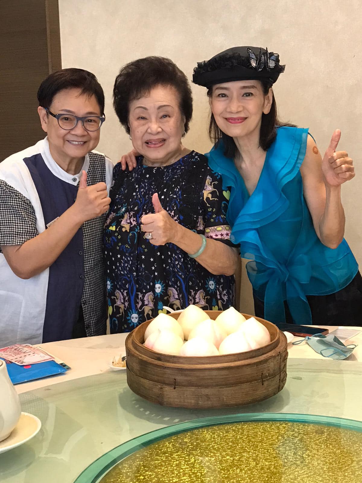 在慶生聚會中所見即將邁入90歲的譚倩紅精神奕奕