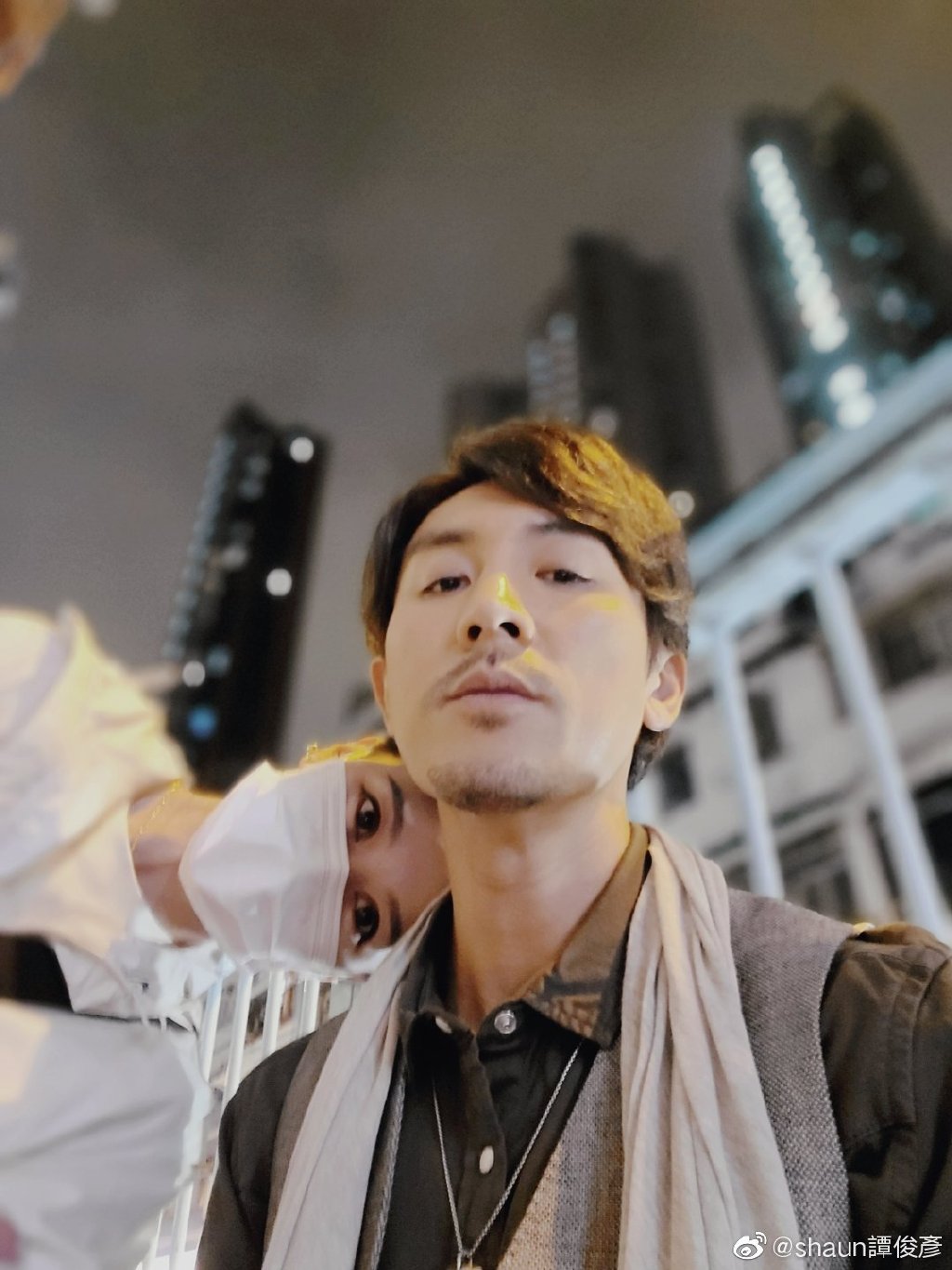 譚俊彥與太太的合照。