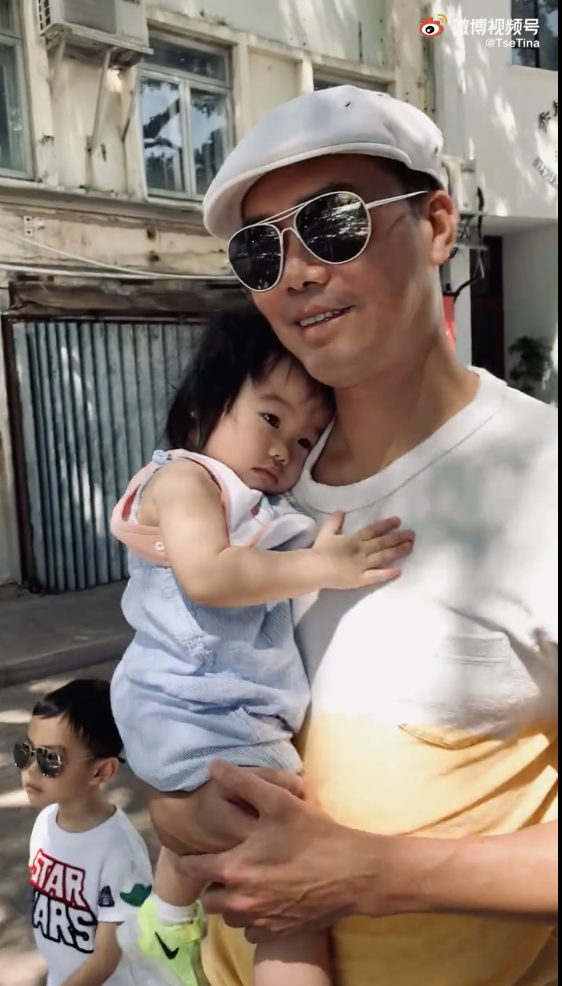 謝天華除了手抱女兒外,大囝也愈來愈似爸爸。