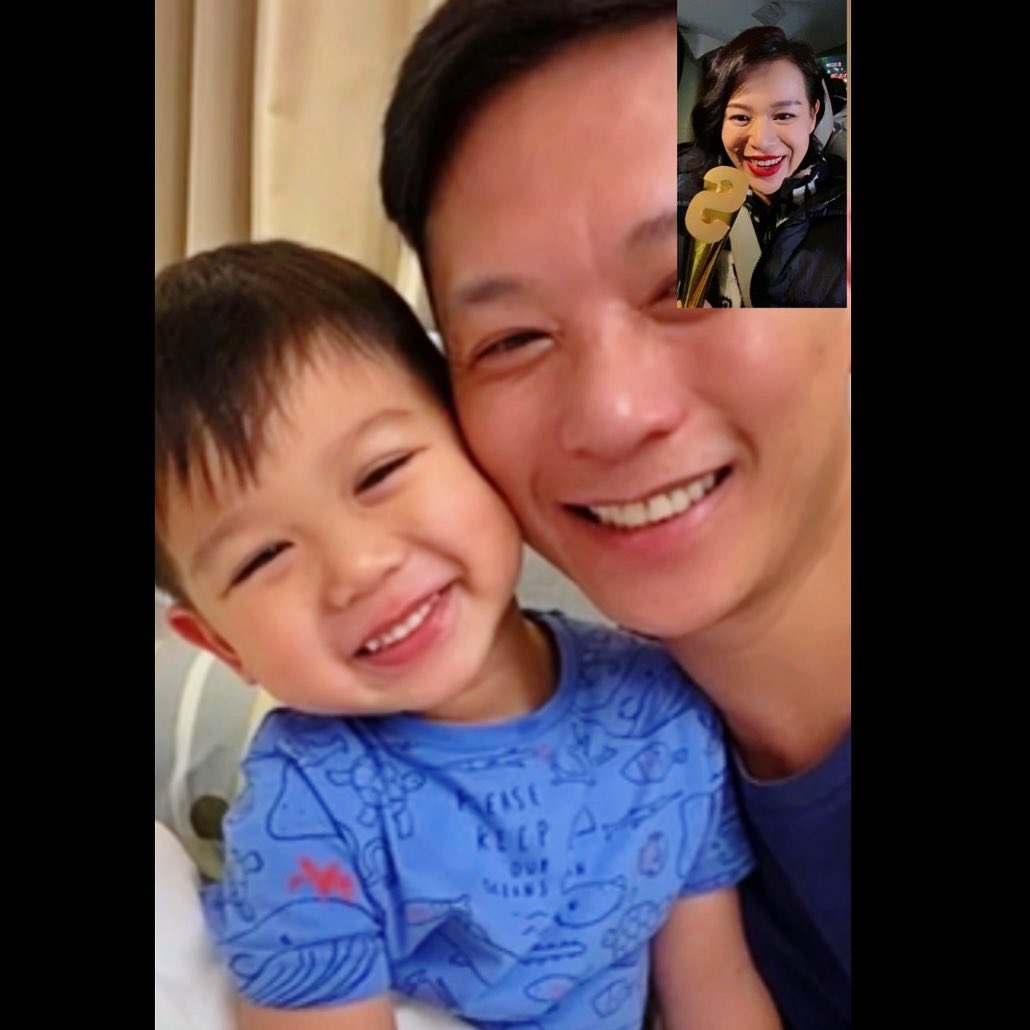 胡杏兒與李乘德及大囝李奕霆視像通話。