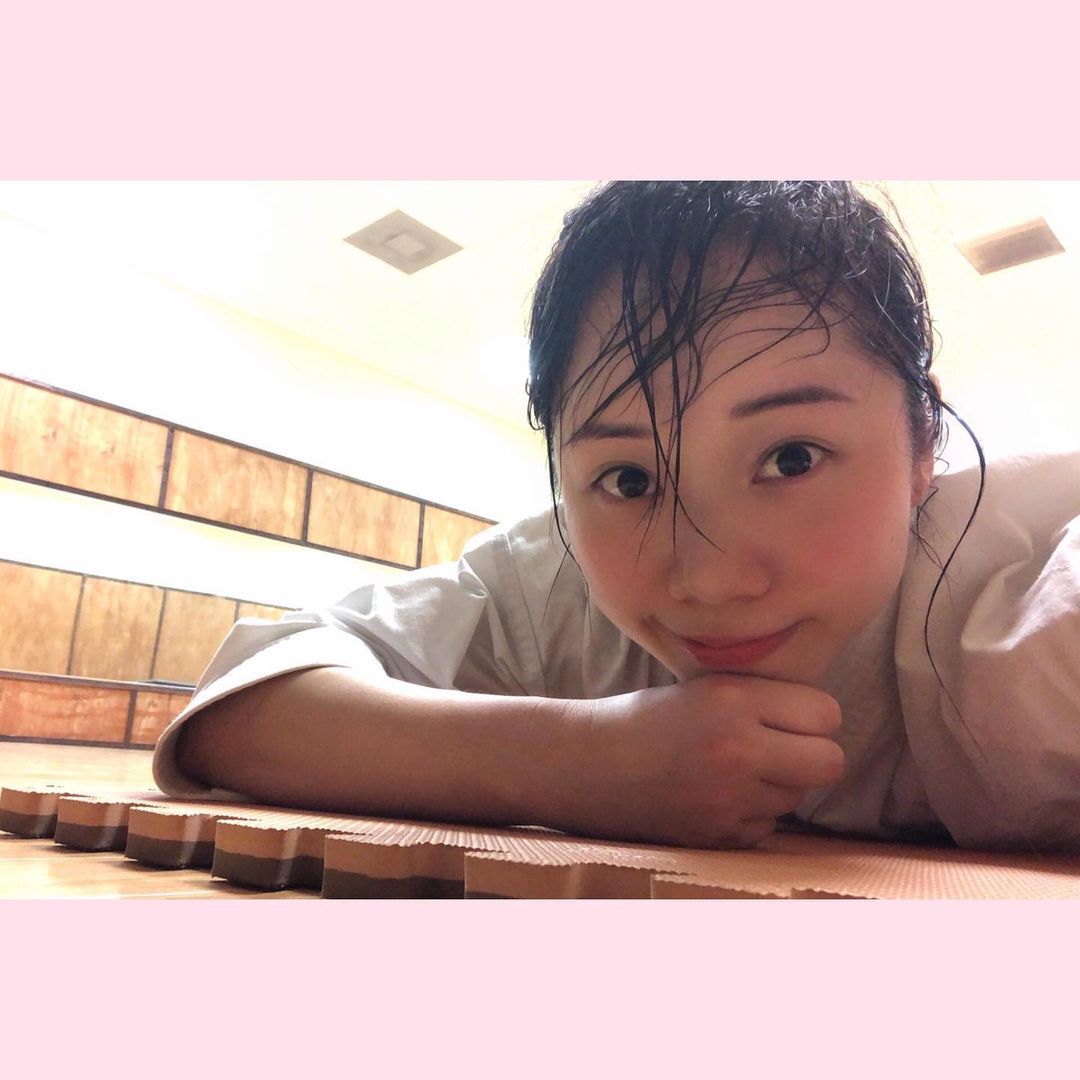 劉慕裳練到一身汗水。