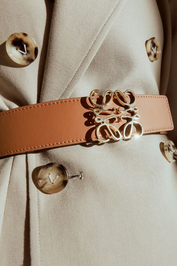 除了人氣的Gucci GG皮帶,其他品牌例如Chanel、CELINE、LOEWE也有推出精品Logo皮帶