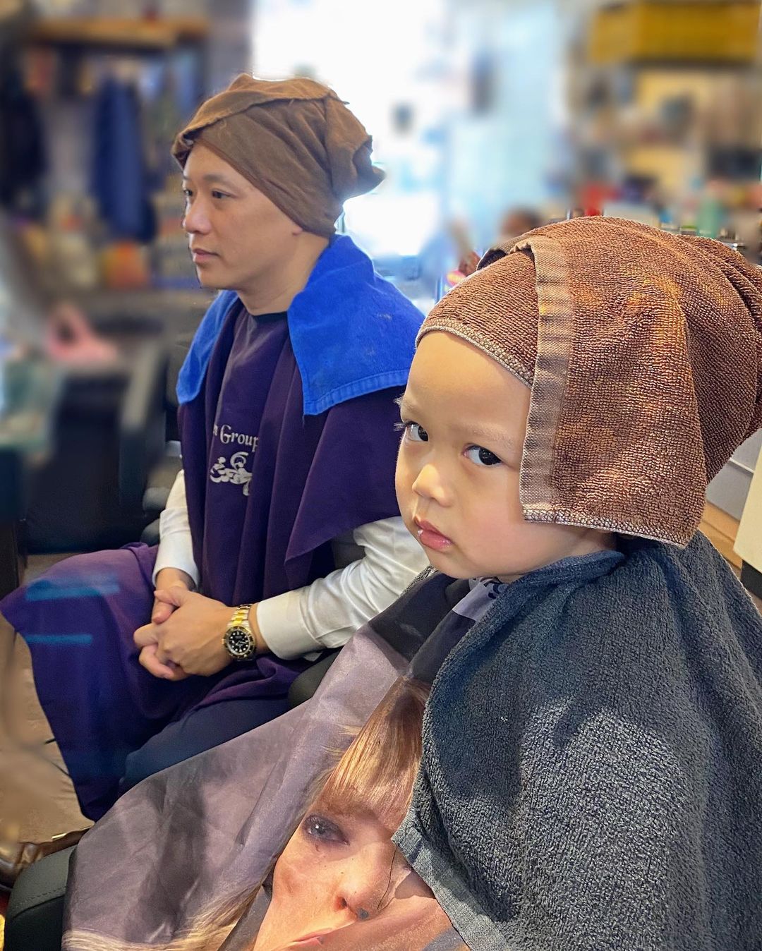 李乘德與兒子一起剪頭髮。