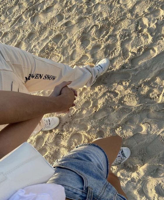 感情這種東西需要相互付出和理解，單靠一個人經營不來，既然沒有好結果，不愛了就要放手，別一味地糾纏。