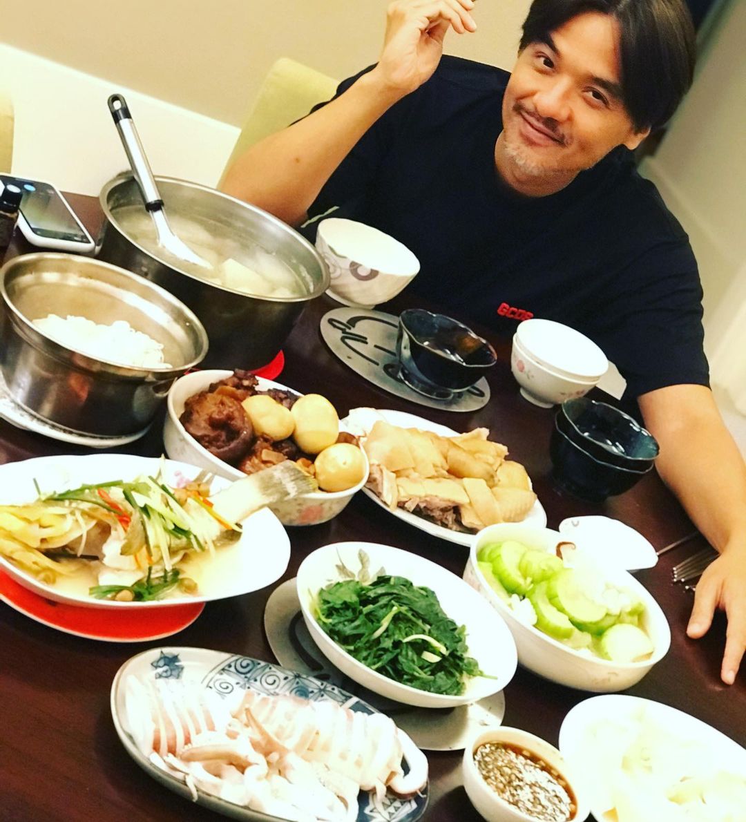 舒淇去年煮台灣菜為馮德倫慶生。