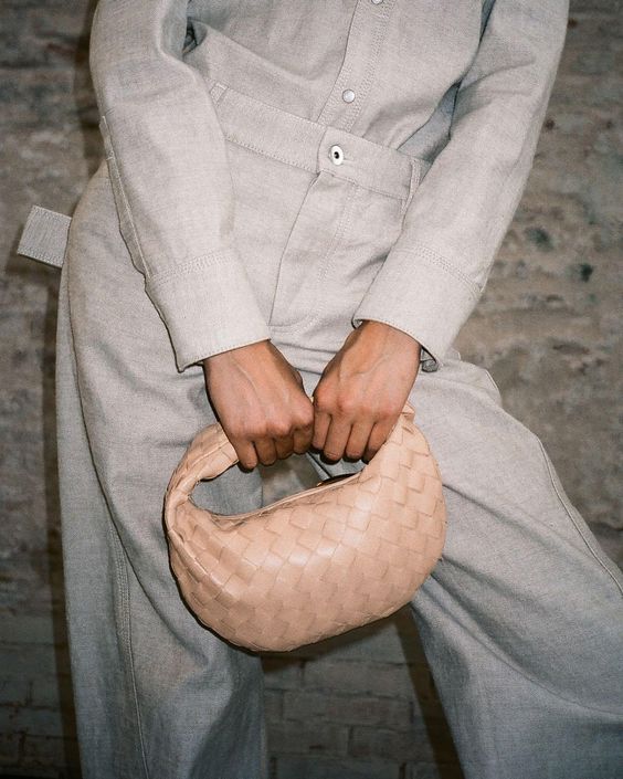 將大熱的Jodie縮小成迷你版本,同樣保留了編織鈕結元素以及有如雲朵包的圓潤線條,拿在手上造型感滿分