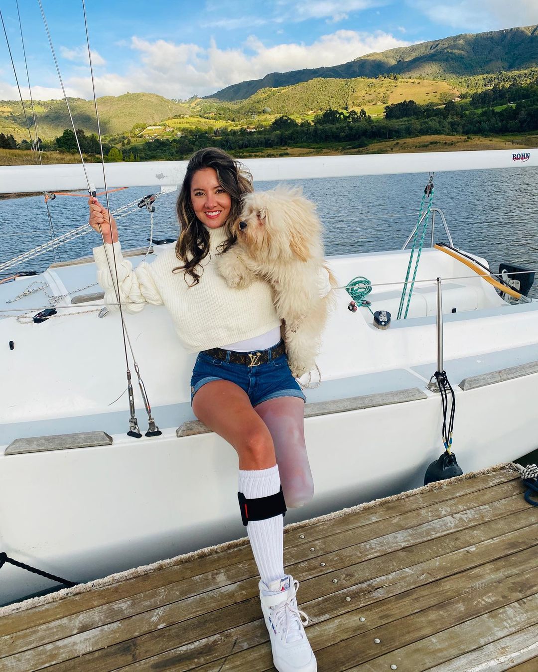 Daniella Alvarez與愛犬合影