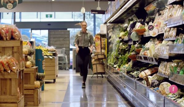 Riley Day在超市平日的工作。