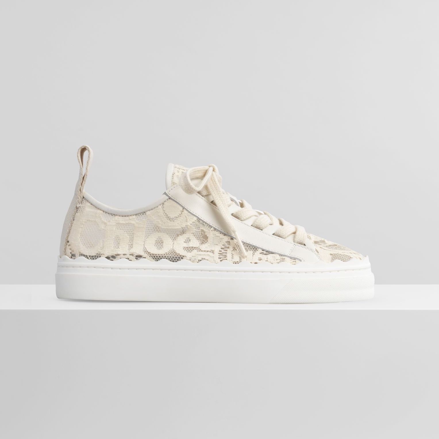 CHLOÉ Lauren 蕾絲小白鞋 $4,000