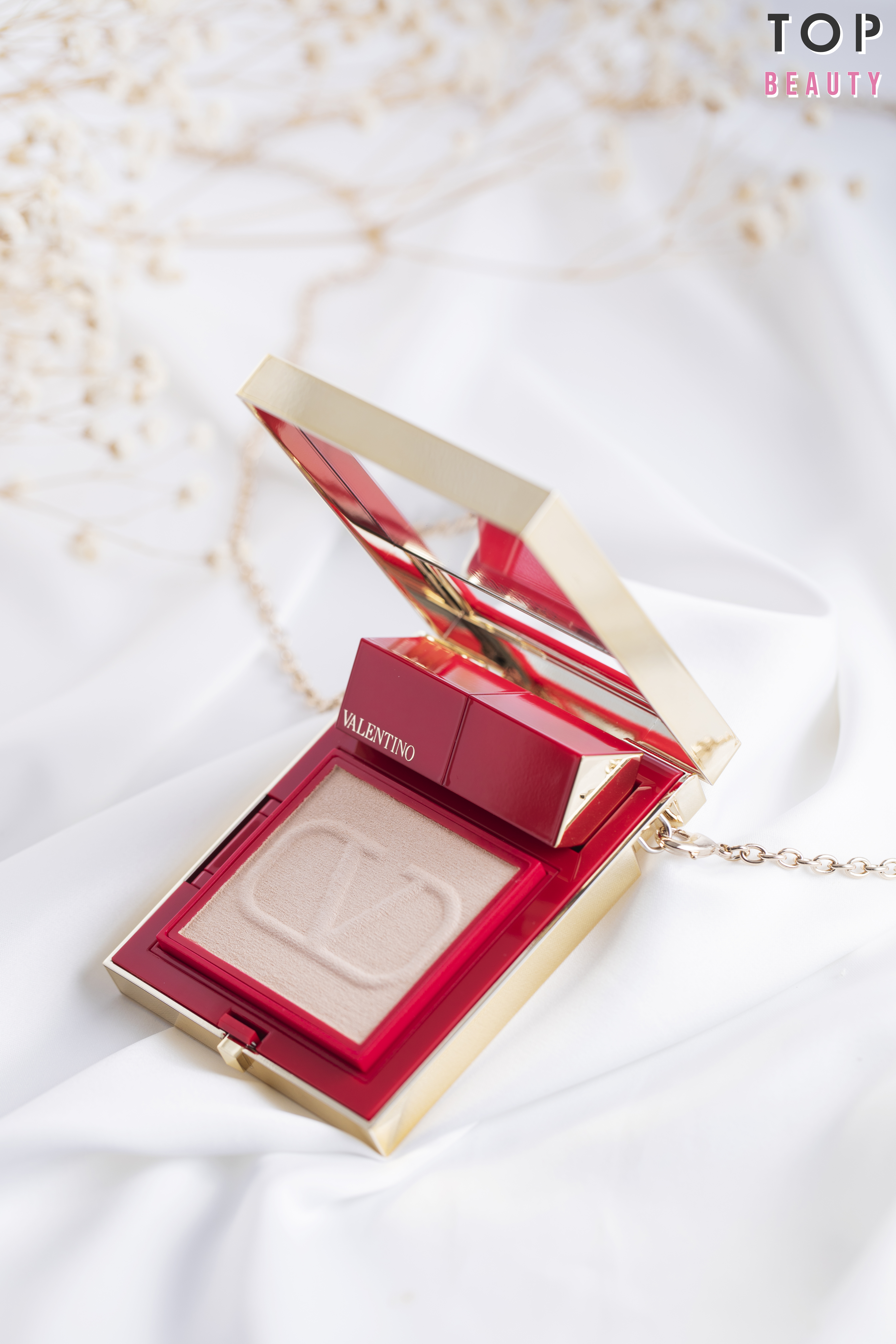 Valentino Beauty Go-Clutch 高訂隨行彩妝鏡盒外型超時尚。
