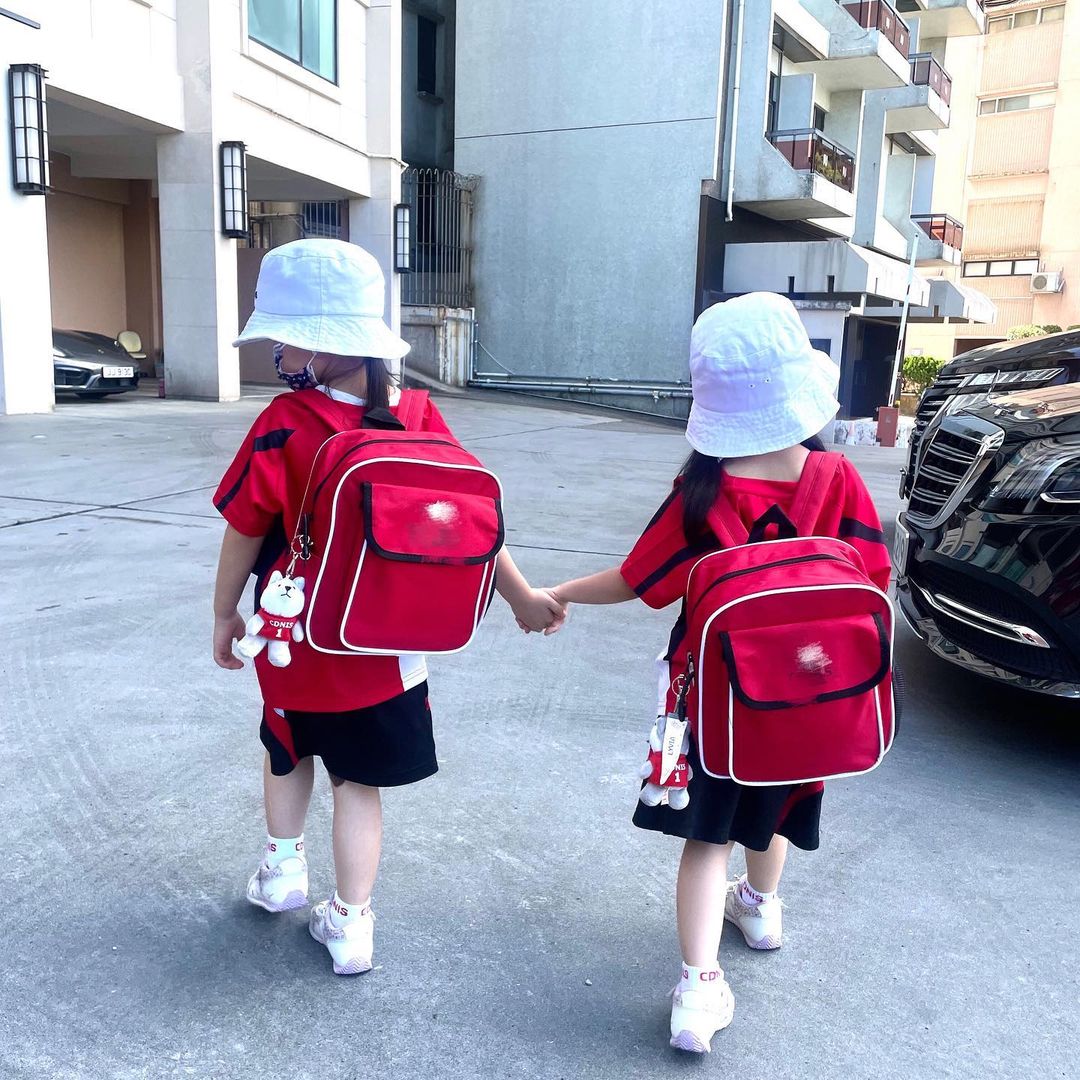 熊黛林、郭可頌孖女Kaylor及Lyvia手拖手上學去。