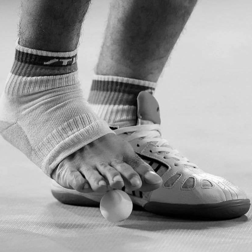 哈馬度用腳發球。