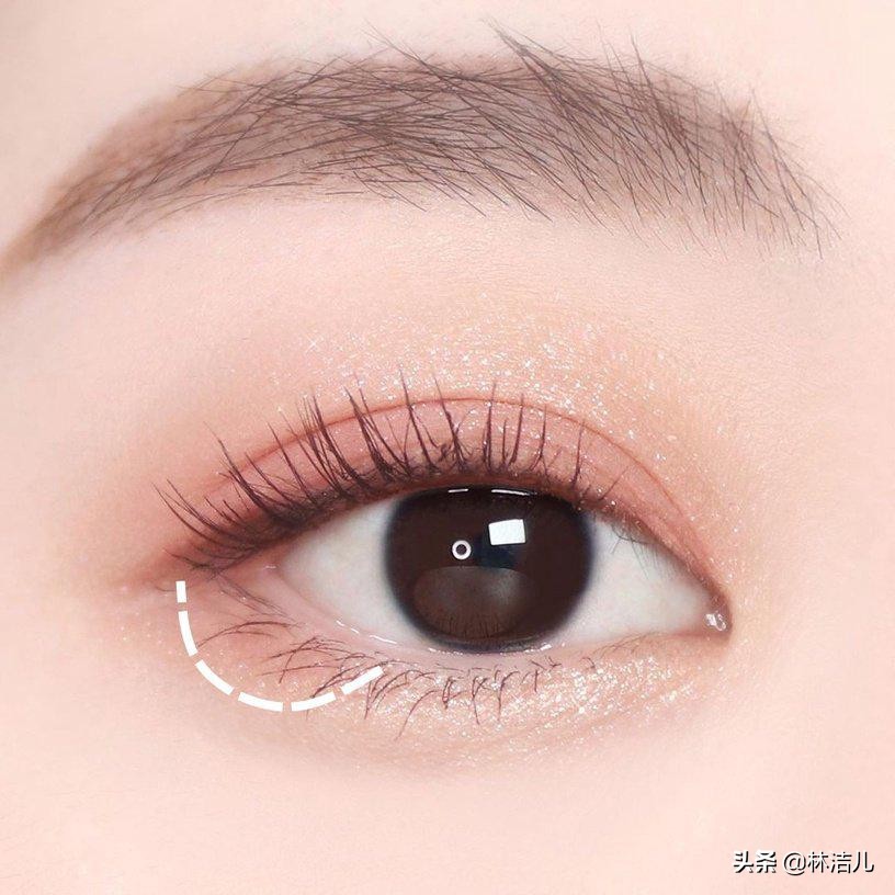 以豆沙色眼影暈染下眼瞼三分一
