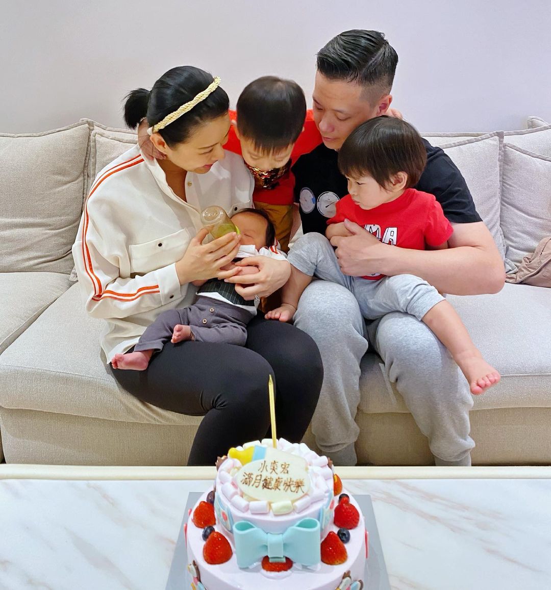 胡杏兒與李乘德一家五口超幸福！