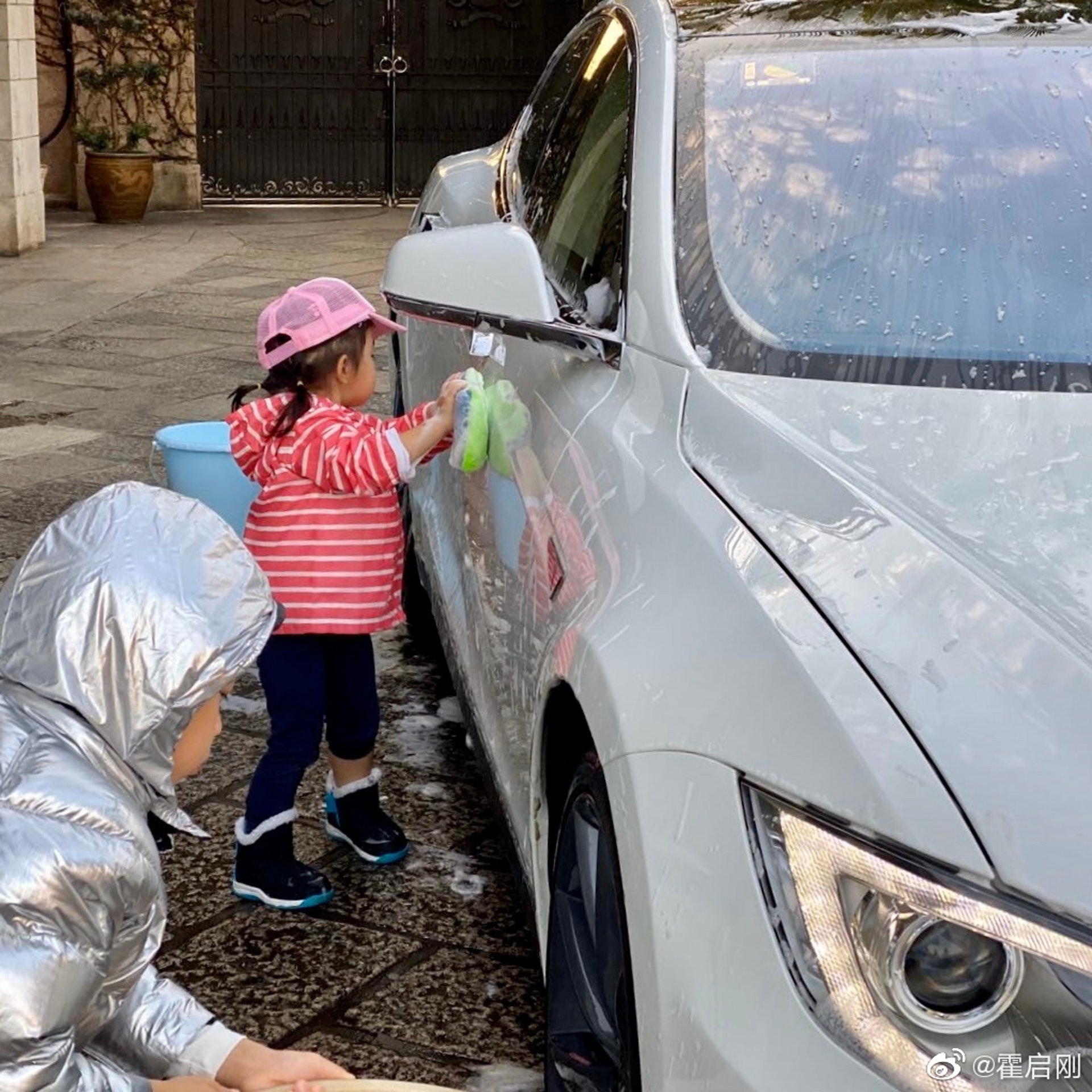 霍啟剛郭晶晶教孩子洗車體驗生活