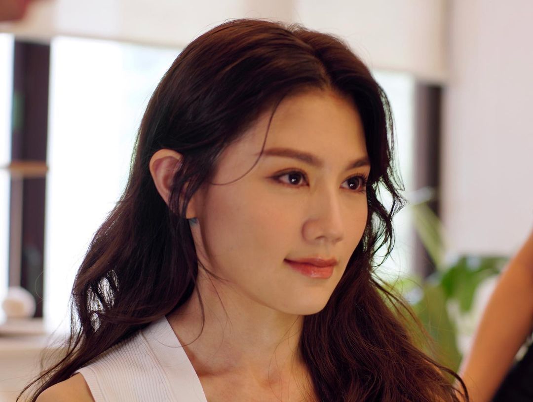 二十幾歲就成名的周秀娜，雖然擁有驕人的身材，但學歷資質都備受質疑