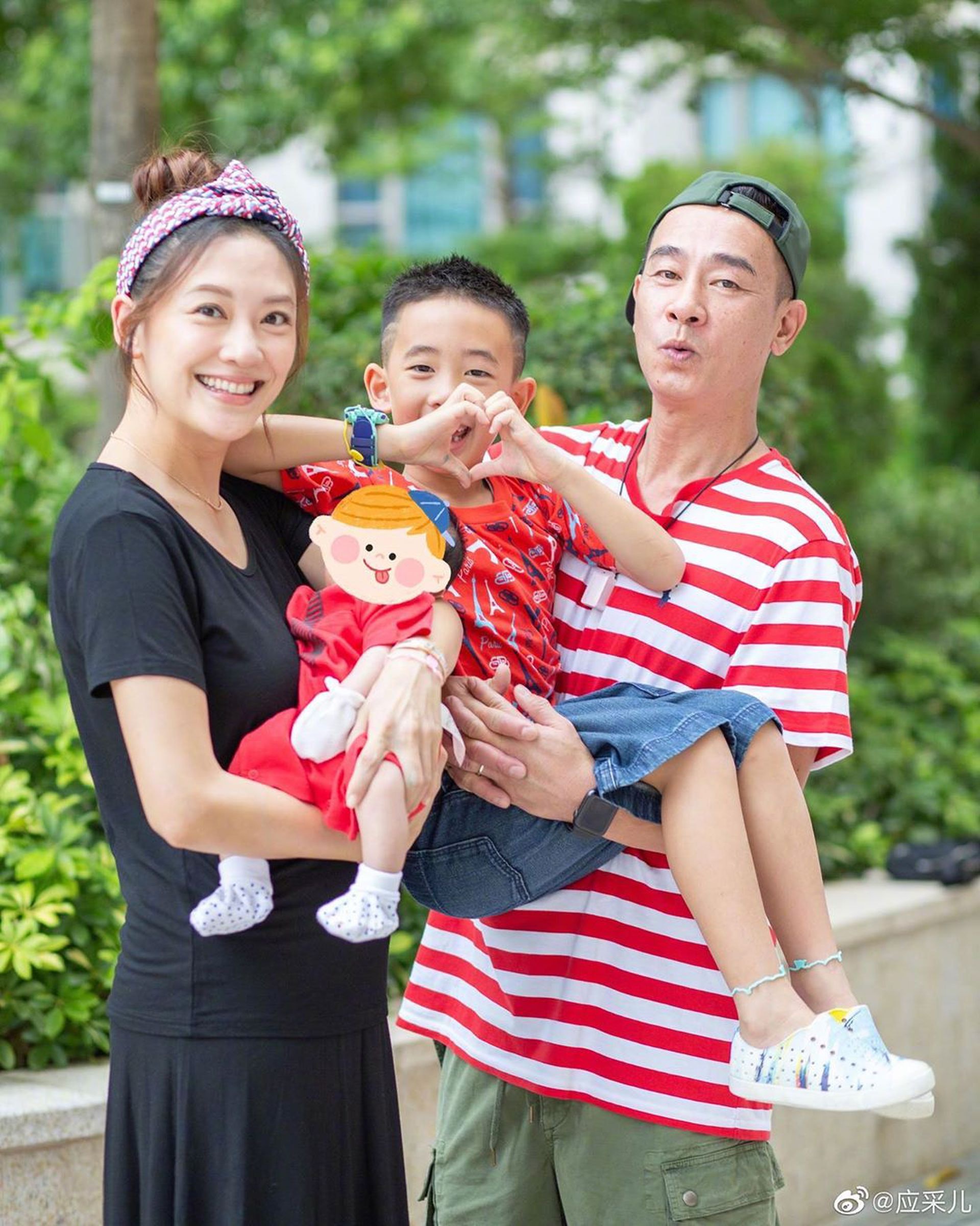 陳小春一家三口好幸福