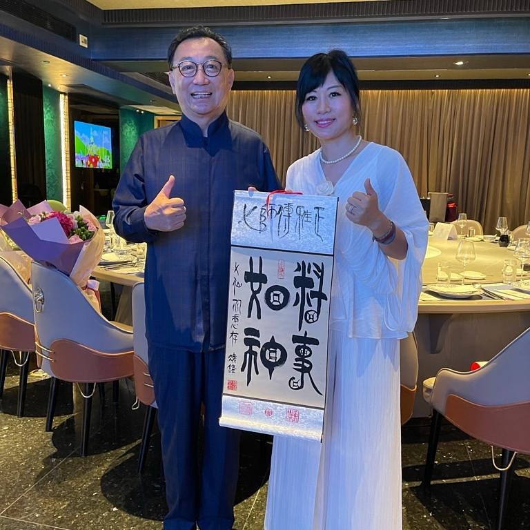 七仙羽是馬來西亞華僑，由於雙親在英國有生意背景，所以她亦曾經在英國留學。