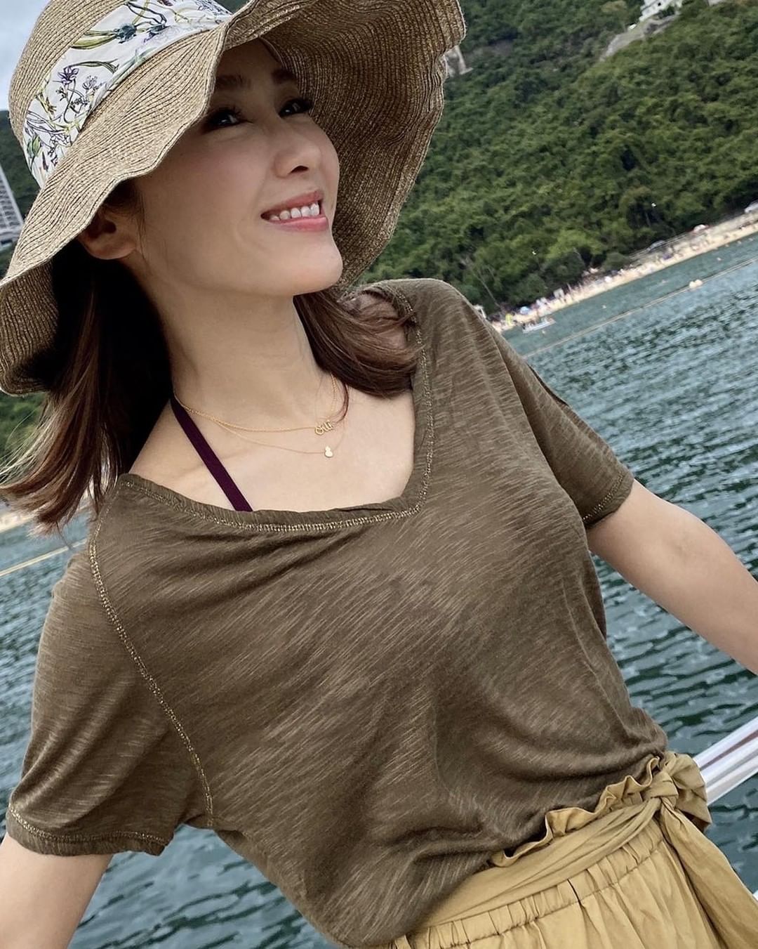 雖然年近半百,但黎姿的身材完全沒有走樣,四肢仍然纖細,腹部也相當平旦,緊緻無瑕的肌膚根本不像3個女兒的媽媽