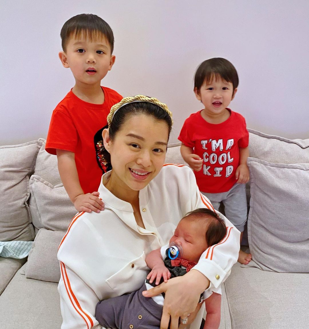 胡杏兒與三個兒子的合照。