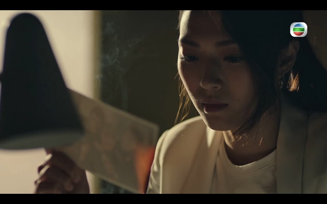 張曉蔓(連詩雅飾)最後燒了一張職員証及一張相片,其實與梁日思(陳煒飾)、聶山(姜晧文飾)有關,連同遲遲未破的「幽靈斷腳案」,將會在第二季給觀眾交代。