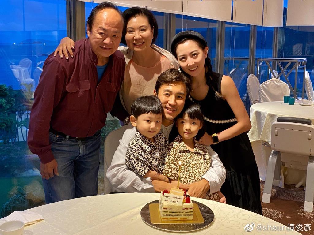 譚俊彥生日與狄龍合照。