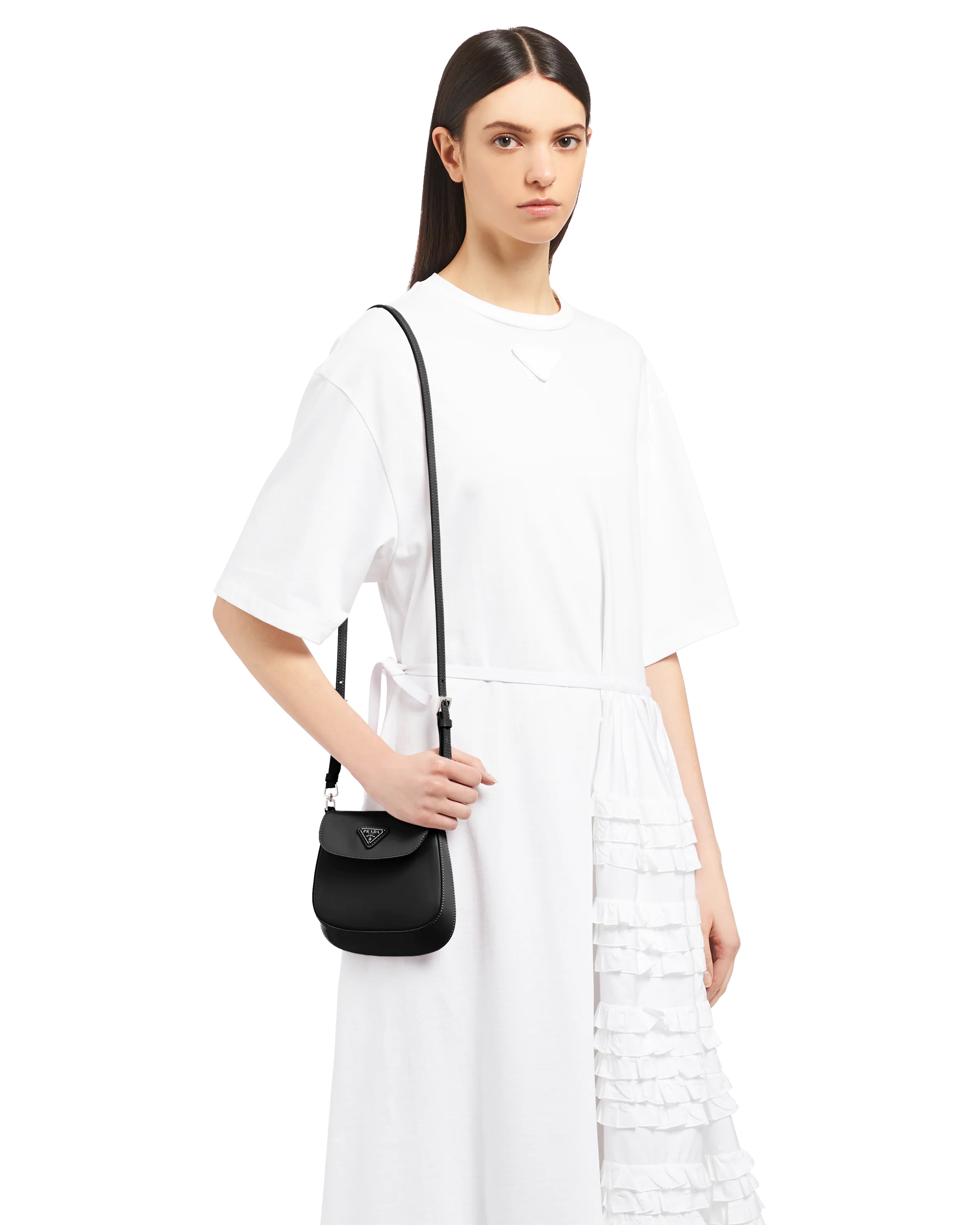 Prada Mini Cleo的設計與其較大的姊妹款採用相同的框架
