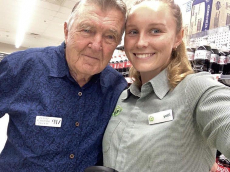 Riley Day與90歲老伯伯John。