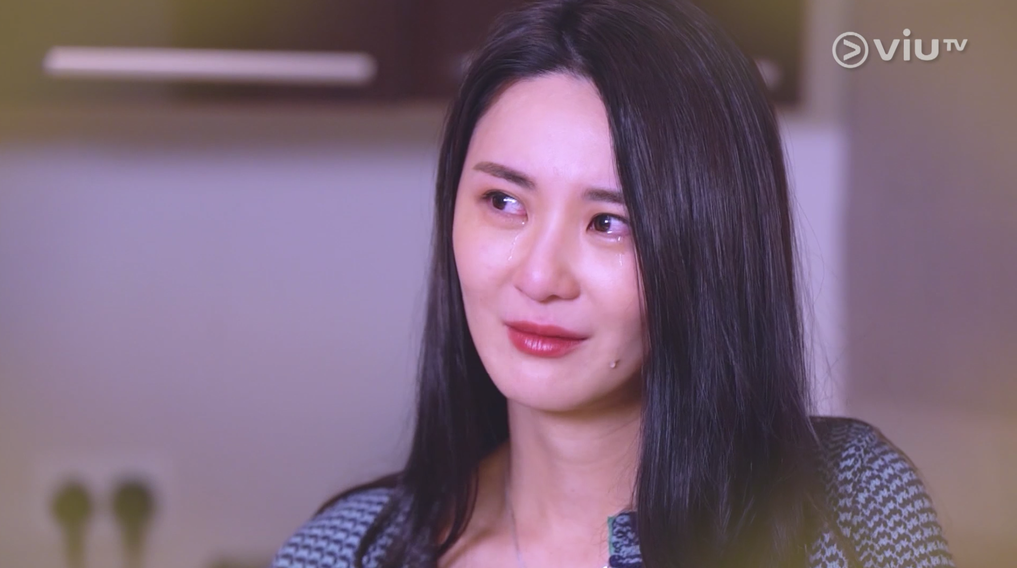 裕美雙眼通紅。