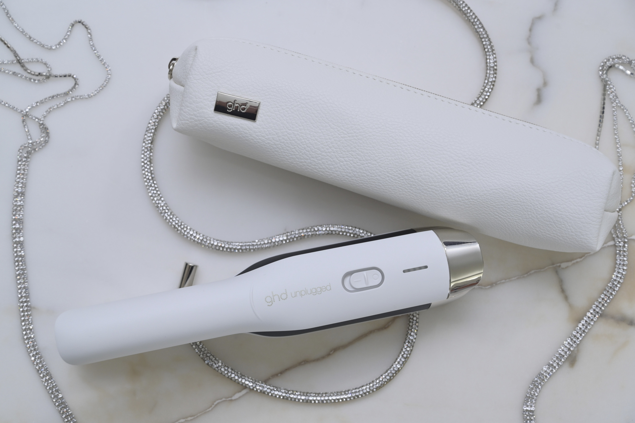 GHD UNPLUGGEDTM無線智能造型夾附有隨行袋。