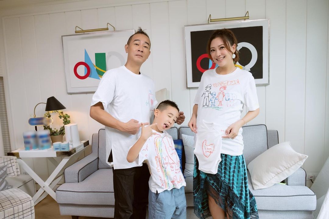 陳小春一家三口好溫馨