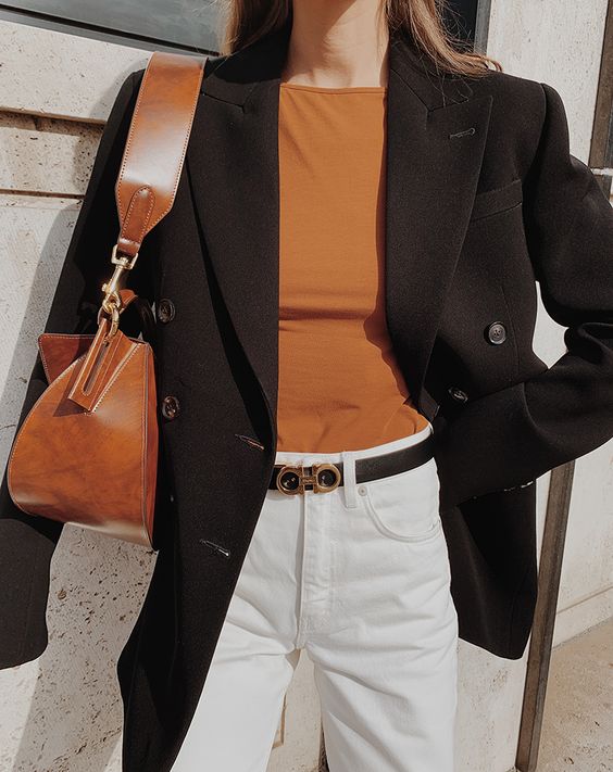 Salvatore Ferragamo Logo皮帶特別選用滑面的小牛皮之稱,搭配辨識度極高的品牌標誌