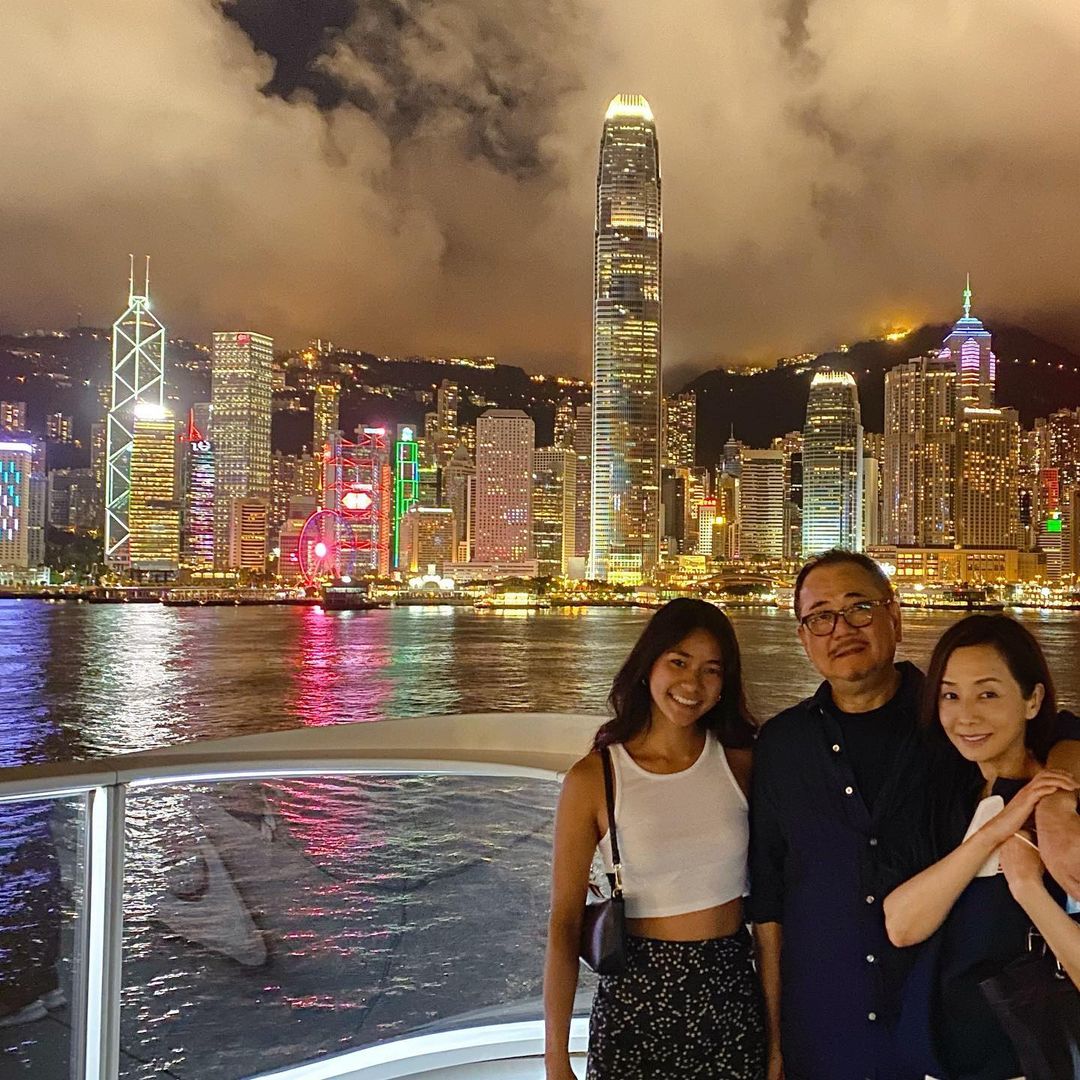 毛舜筠與區丁平閒會約女兒外出。