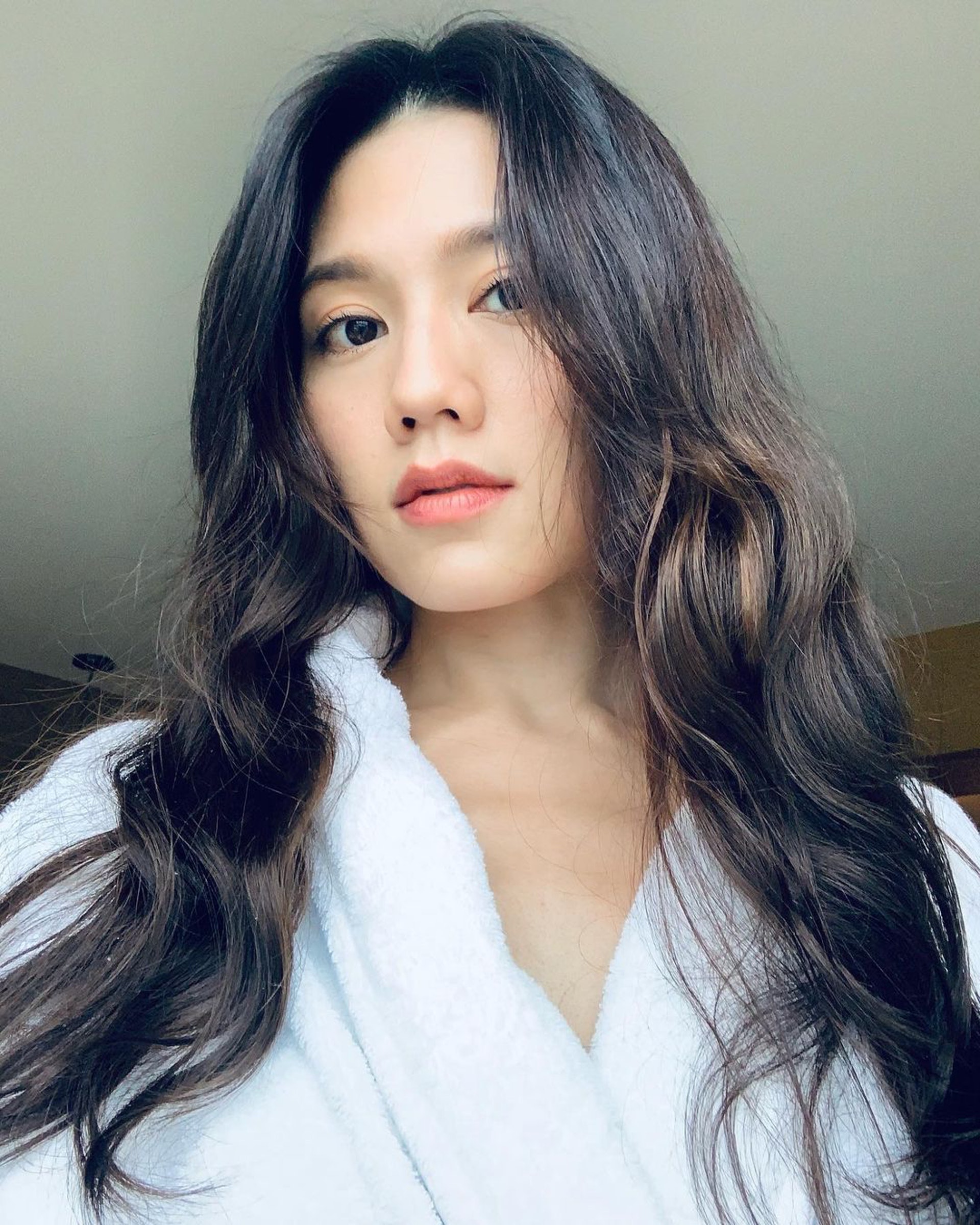 周秀娜身穿浴袍