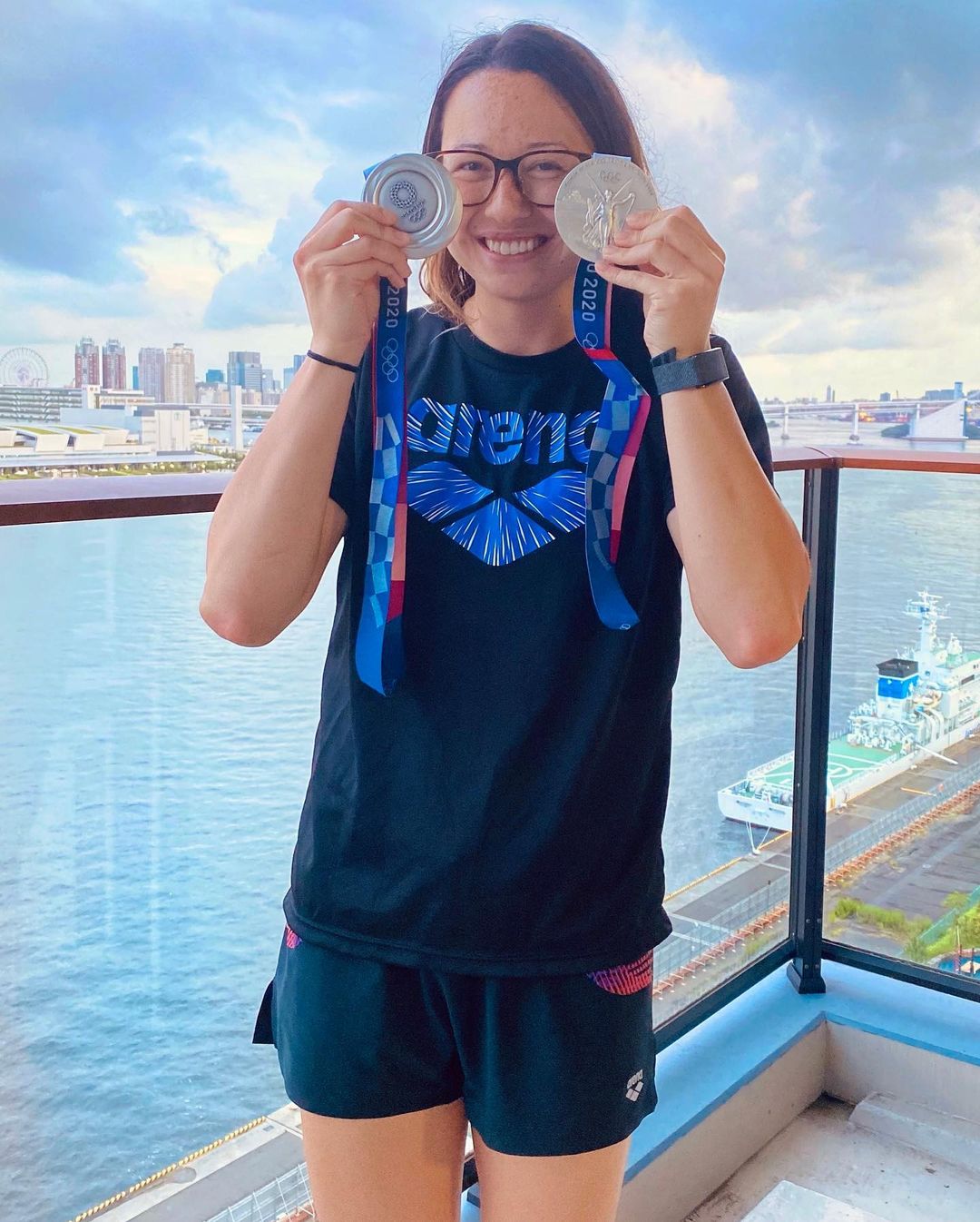 何詩蓓拿著兩面東京奧運銀牌。