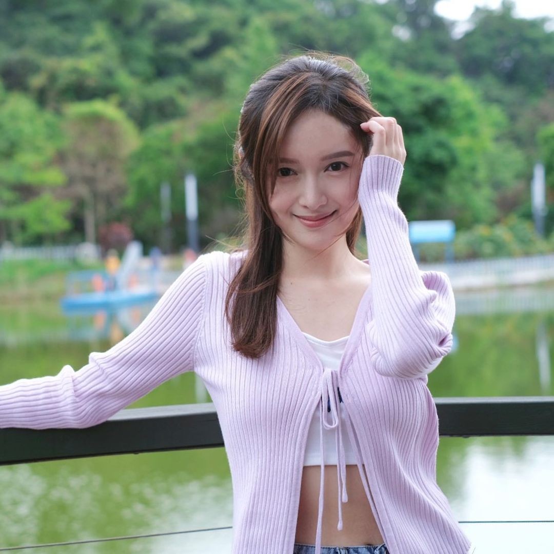 鄺潔楹露出小蠻腰