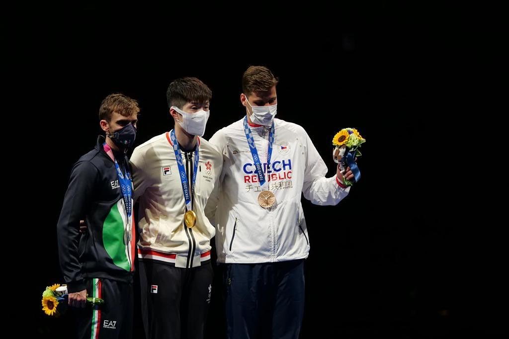 張家朗東京奧運花劍男子個人賽拿到金牌。