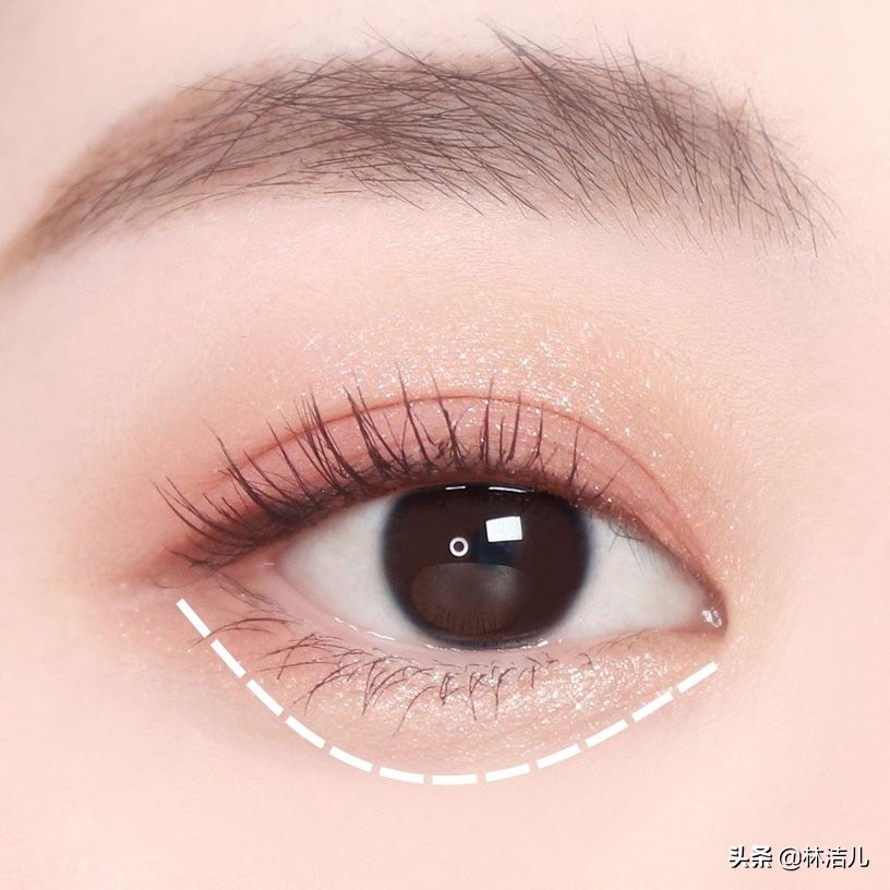 藕粉色大範圍暈染下眼皮