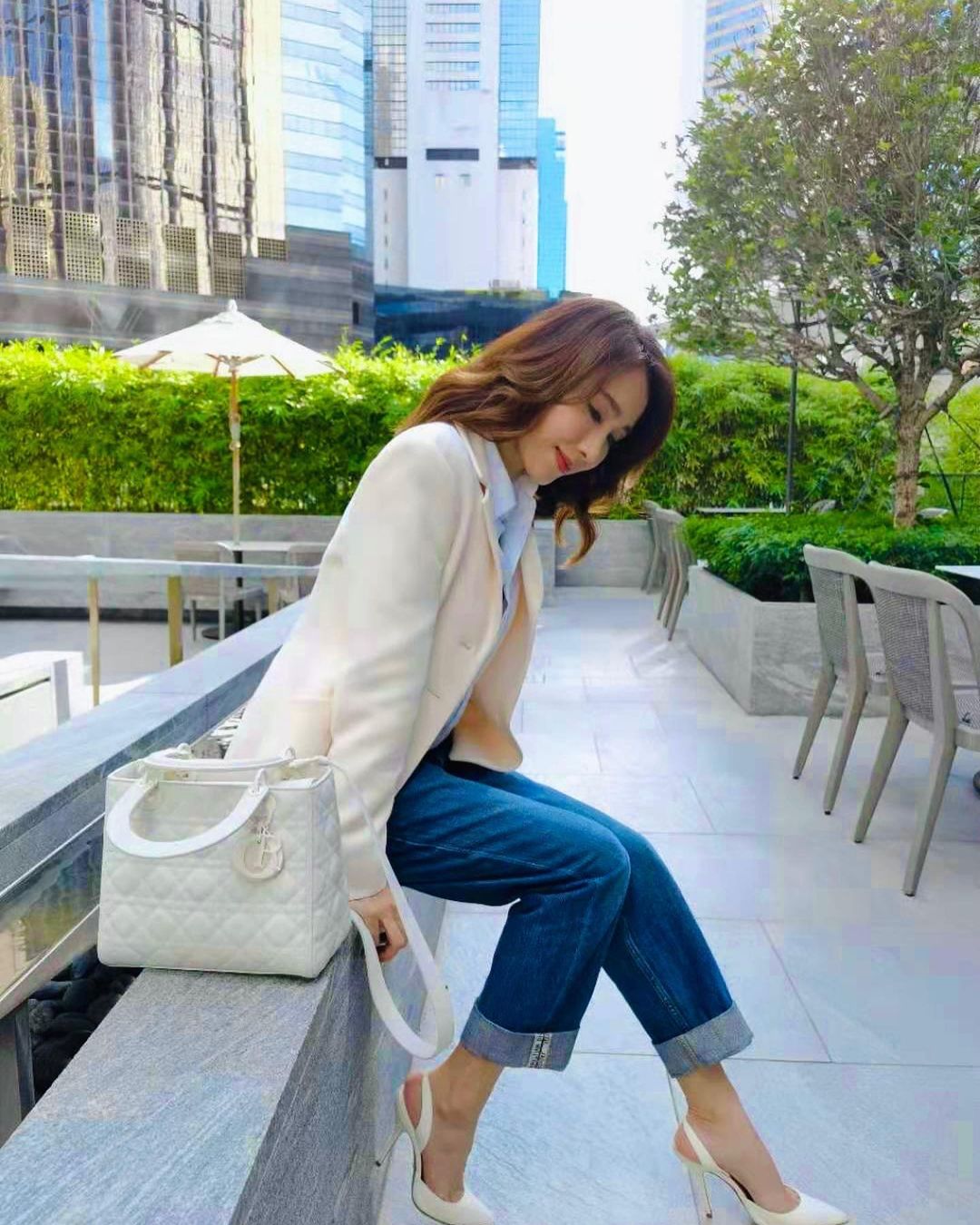 2008年與富商馬廷強結婚後就淡出娛樂圈,與丈夫育有三個寶貝女兒。