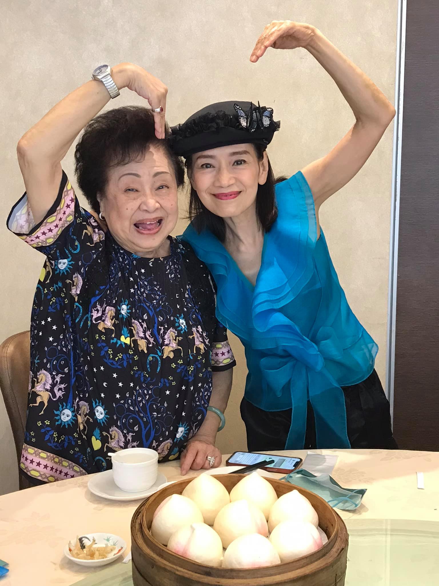 譚倩紅與吳麗珠擺出心形合照