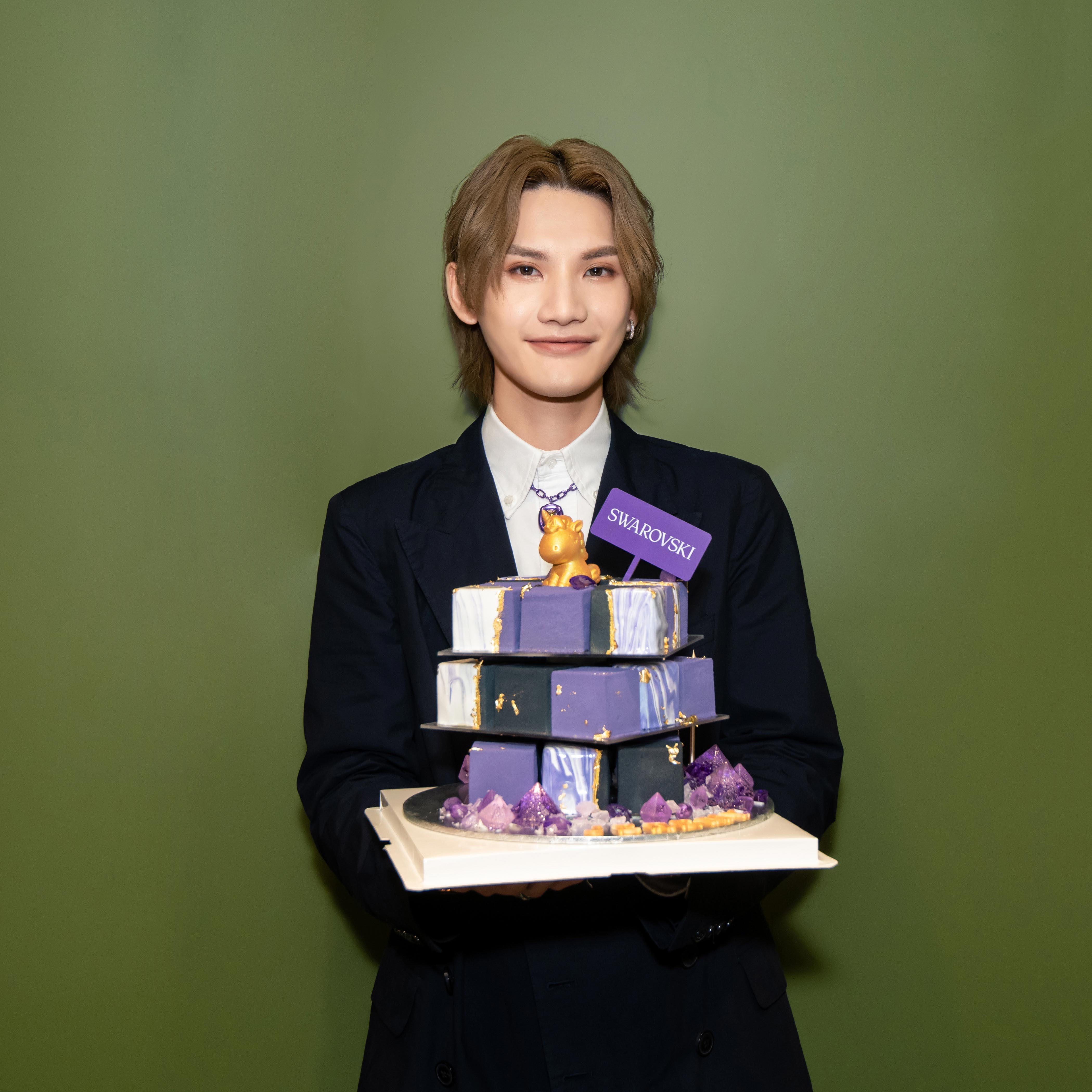 一向寵粉的Jeremy更特別配襯紫藍色的首飾,回應大家的支持。