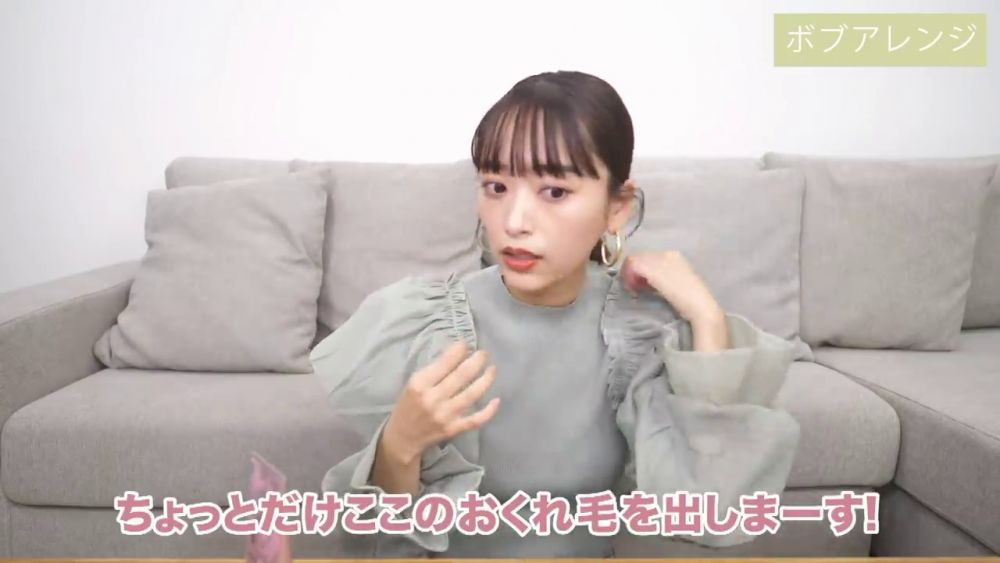 拉出兩頰耳旁髮絲