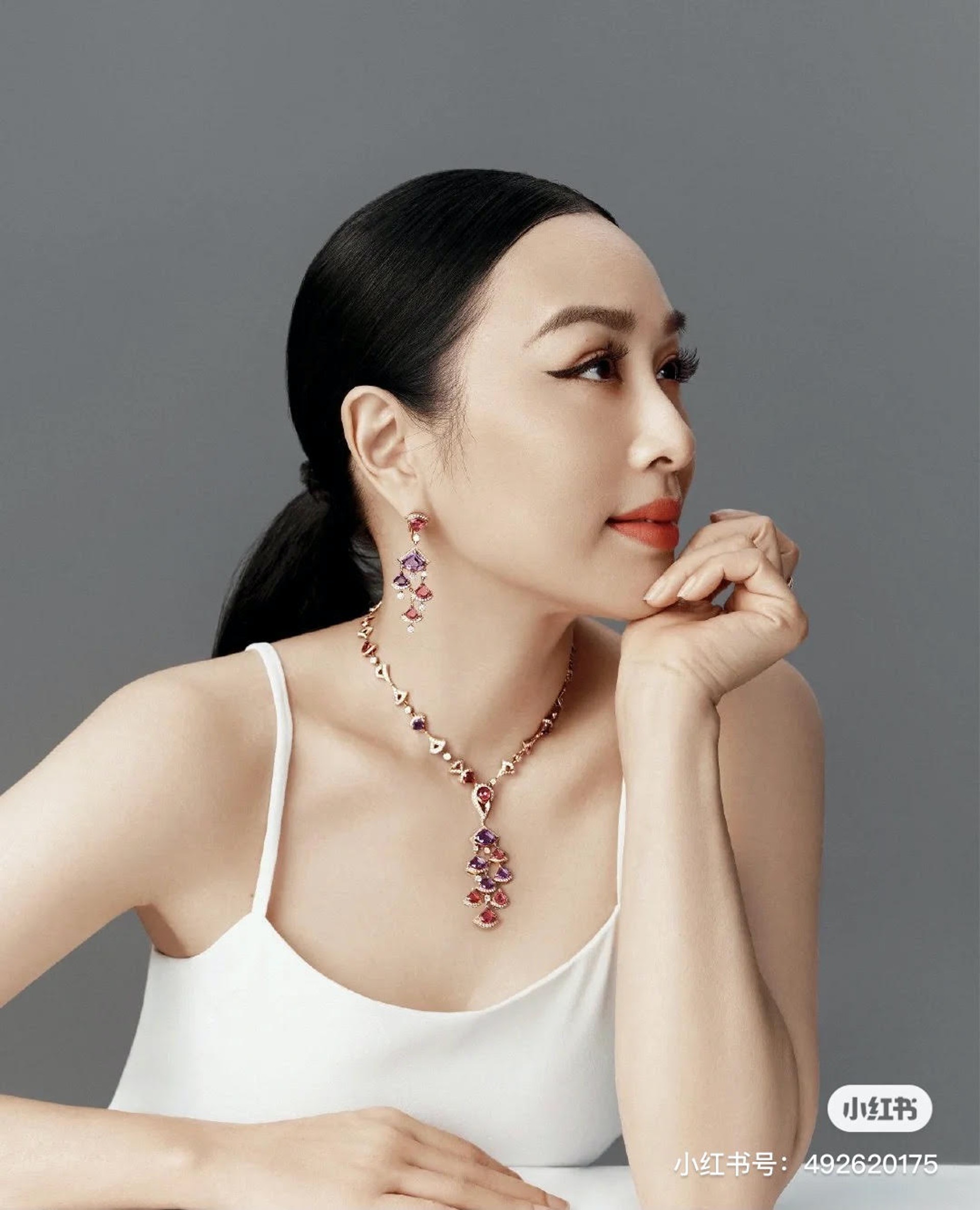 近日Christy和兩名女兒合體拍攝一輯珠寶廣告