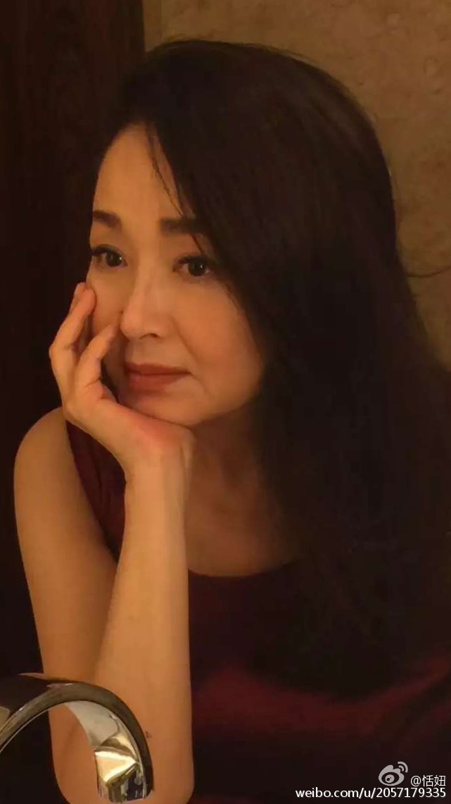 現年63歲的恬妞曾經歷兩段婚姻，她在1984年閃婚嫁給拍拖僅2個月的印尼富商葉聰豪