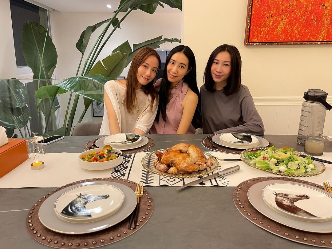 區文詩(Angela)不時邀請吳雨霏和鄧麗欣上家食飯。
