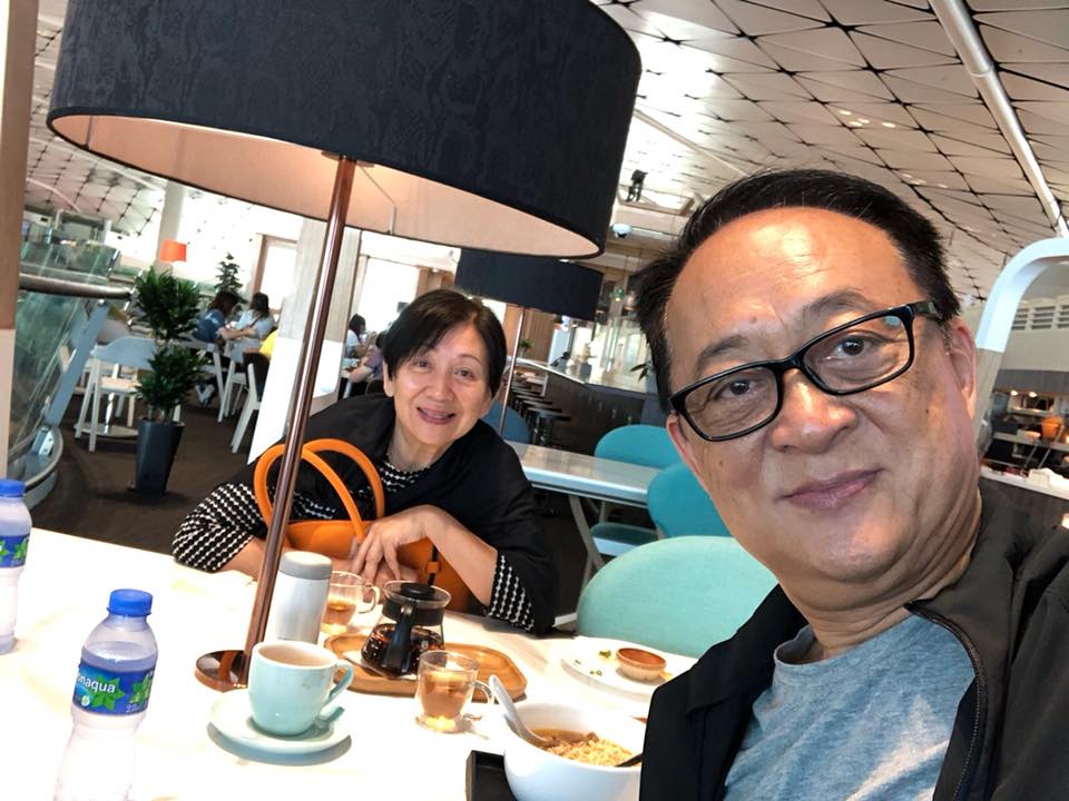 鮑姐與丈夫方平相愛相守超過42年,感情依舊甜蜜被視為圈中老夫老妻的典範