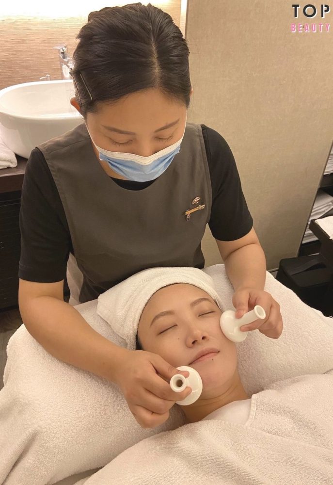 美容師以韓國特色工具「白瓷」為面部進行按摩